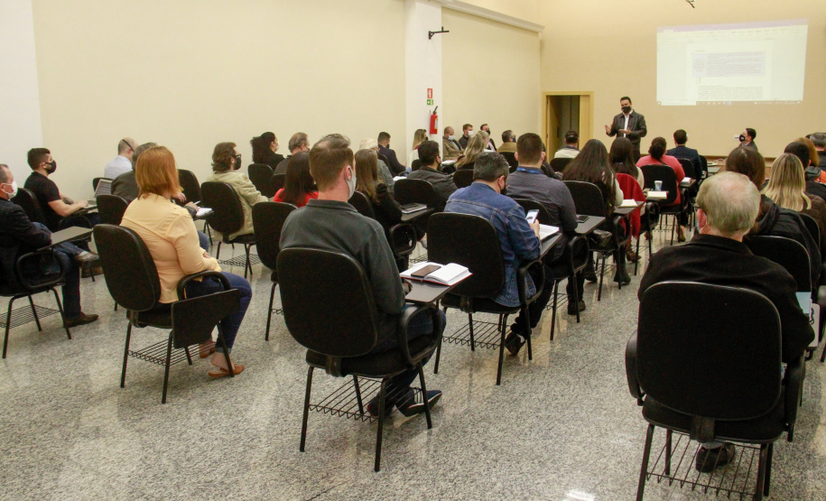 instrutoes e servidores fazem o curso sobre e-prevenção