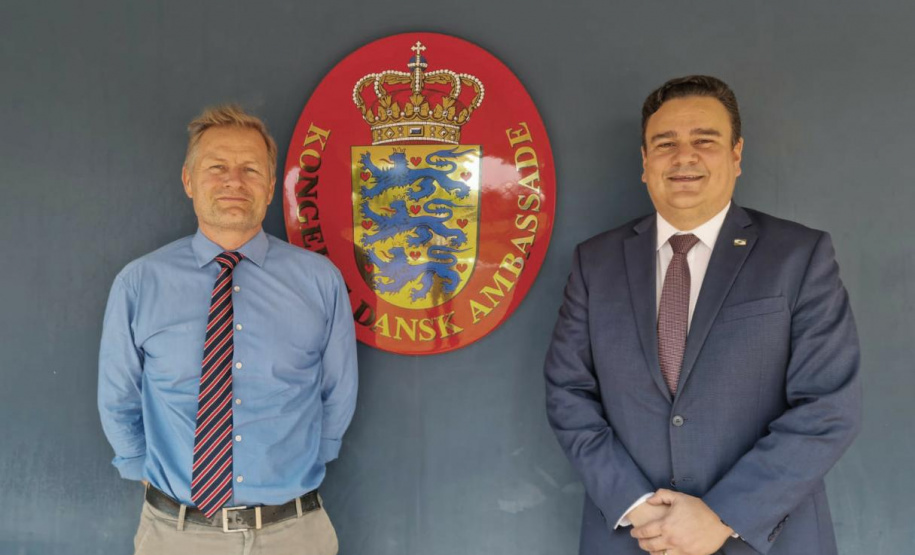 Prytz e Siqueira em frente à embaixada