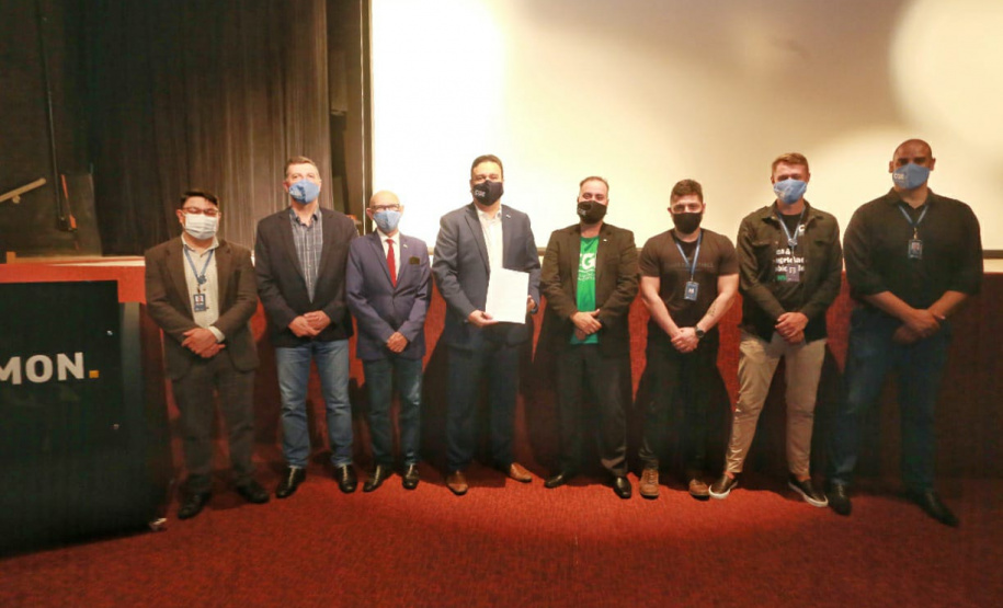 agentes assistem a palestra no auditório do MON