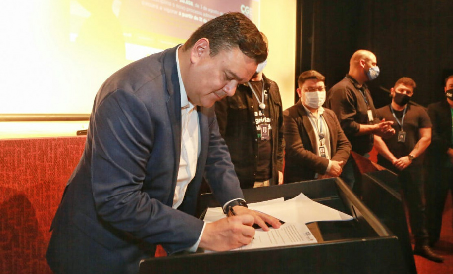 agentes assistem a palestra no auditório do MON