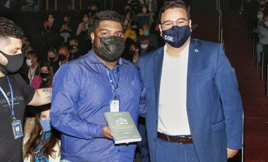 agentes assistem a palestra no auditório do MON