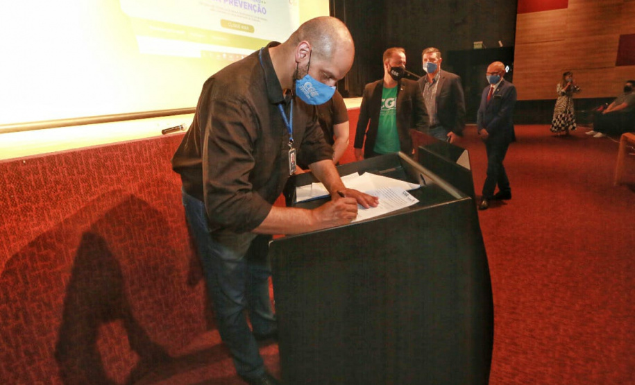 agentes assistem a palestra no auditório do MON