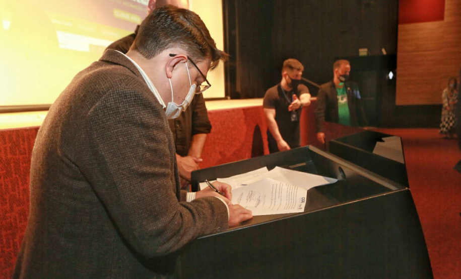 agentes assistem a palestra no auditório do MON