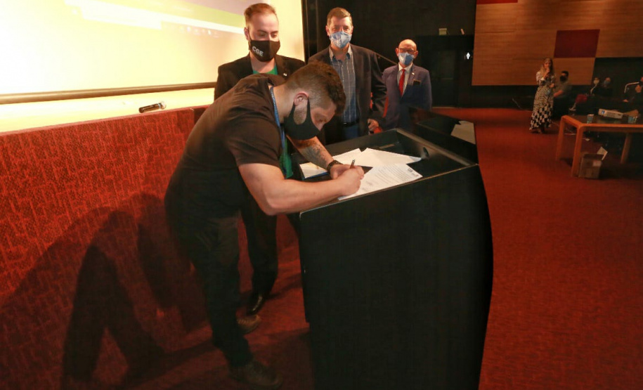 agentes assistem a palestra no auditório do MON