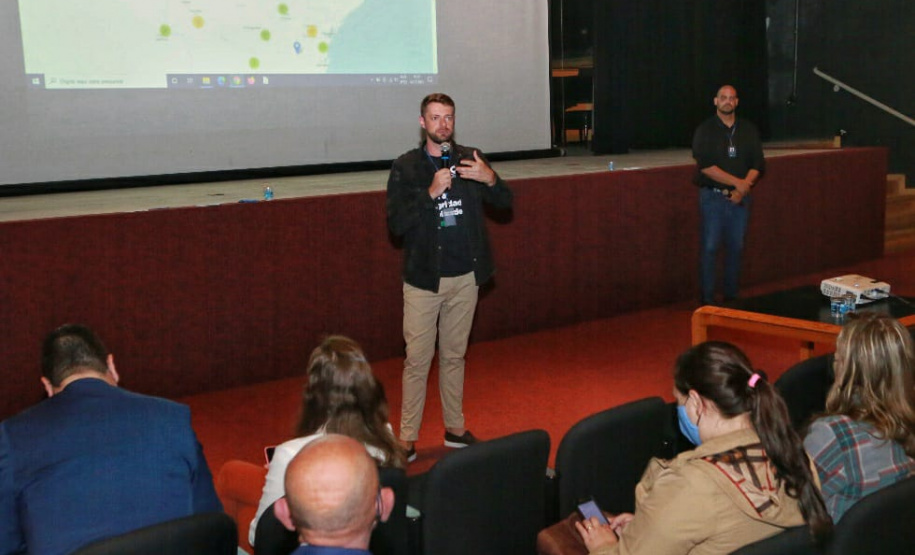 agentes assistem a palestra no auditório do MON