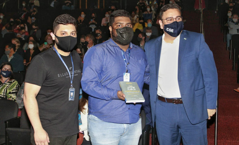 agentes assistem a palestra no auditório do MON