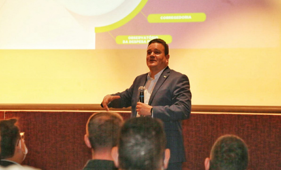 agentes assistem a palestra no auditório do MON