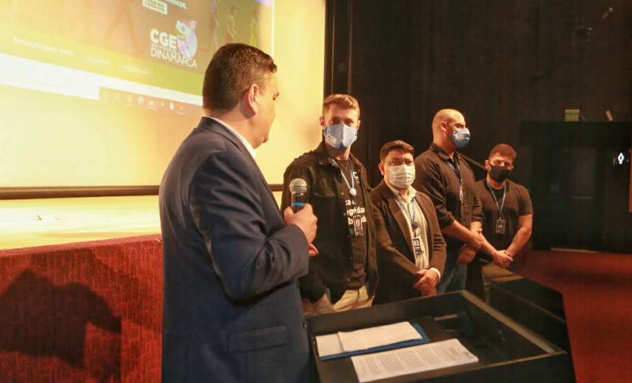 agentes assistem a palestra no auditório do MON