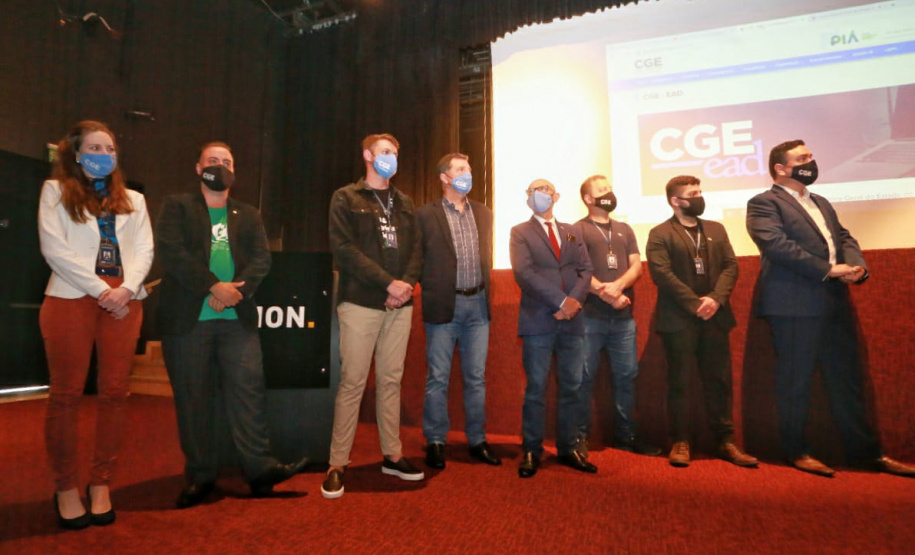 agentes assistem a palestra no auditório do MON