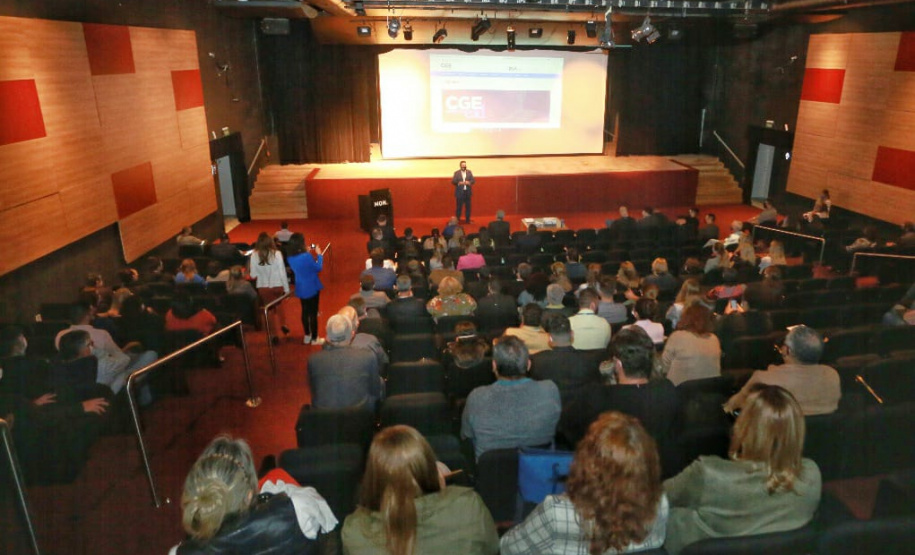 agentes assistem a palestra no auditório do MON