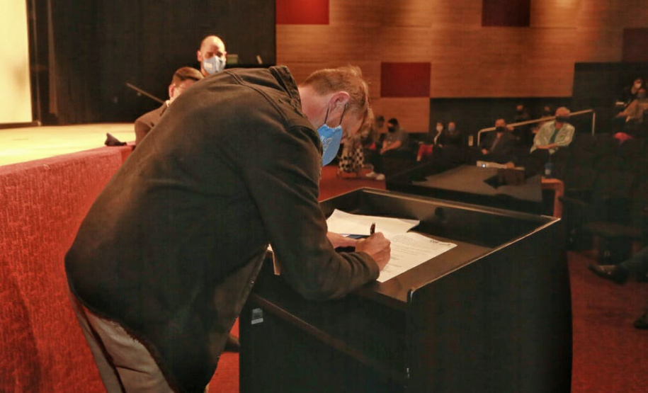 agentes assistem a palestra no auditório do MON