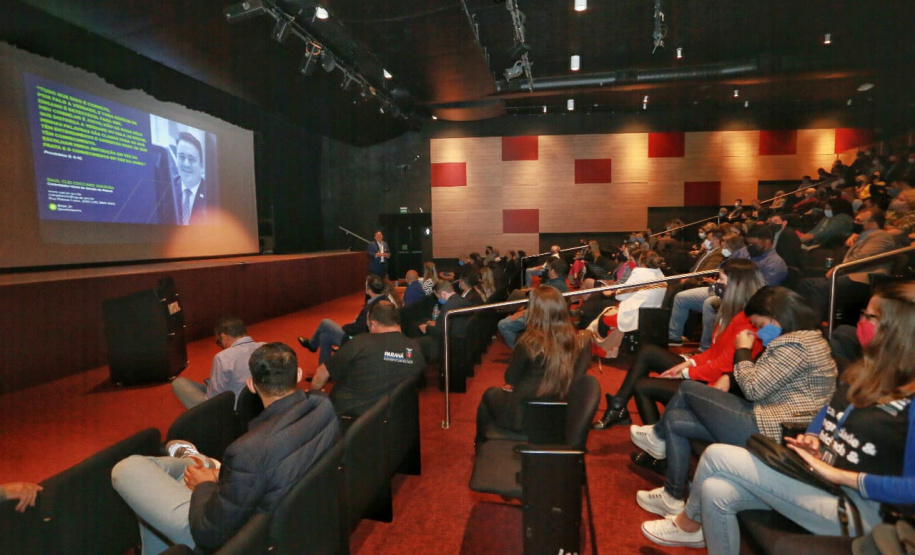 agentes assistem a palestra no auditório do MON