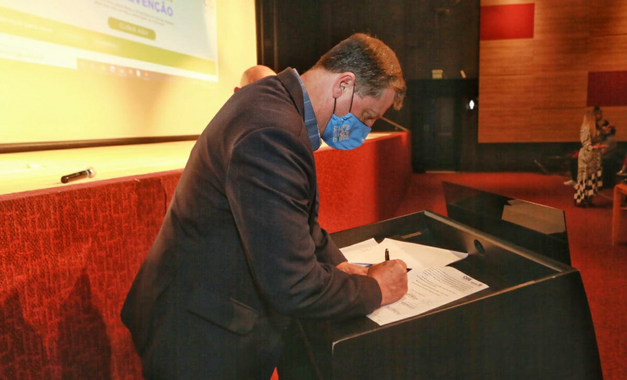 agentes assistem a palestra no auditório do MON