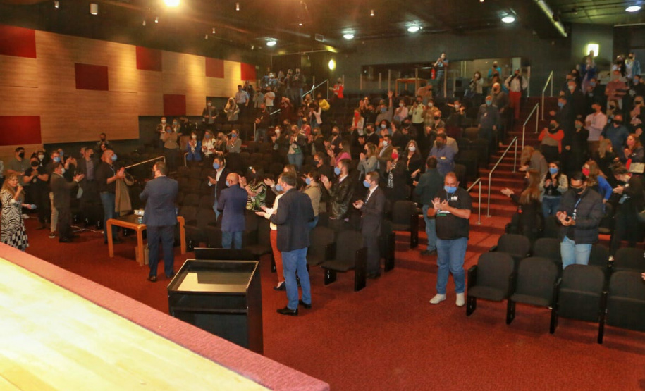 agentes assistem a palestra no auditório do MON