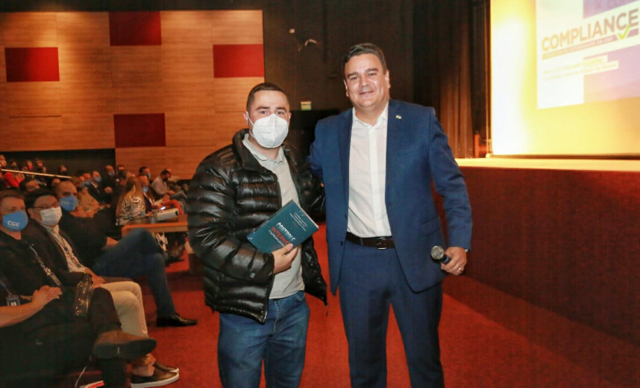 agentes assistem a palestra no auditório do MON