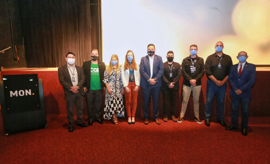 agentes assistem a palestra no auditório do MON