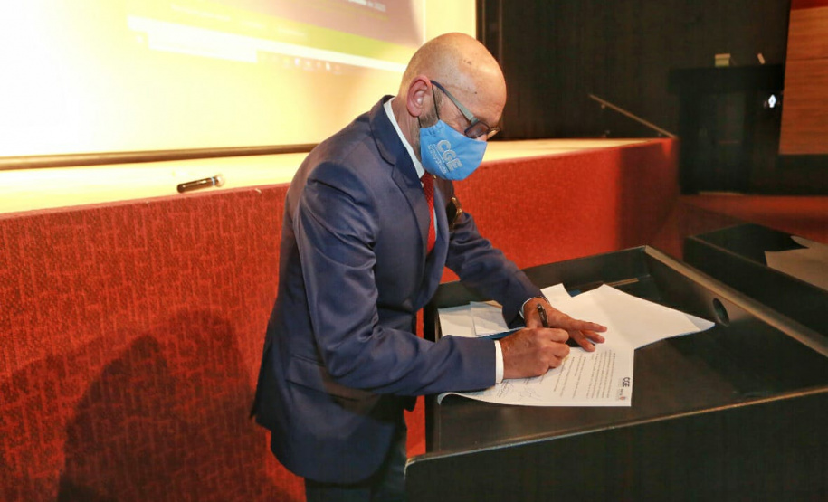 agentes assistem a palestra no auditório do MON