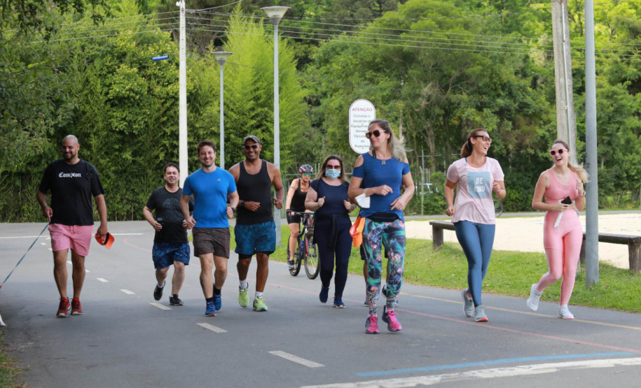 controlador-geral e equipe caminham no parque barigui