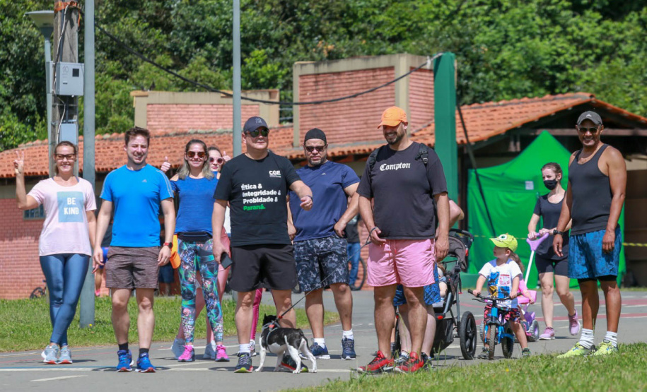 controlador-geral e equipe caminham no parque barigui