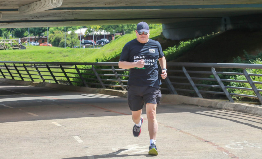conrolador-geral corre no parque barigui