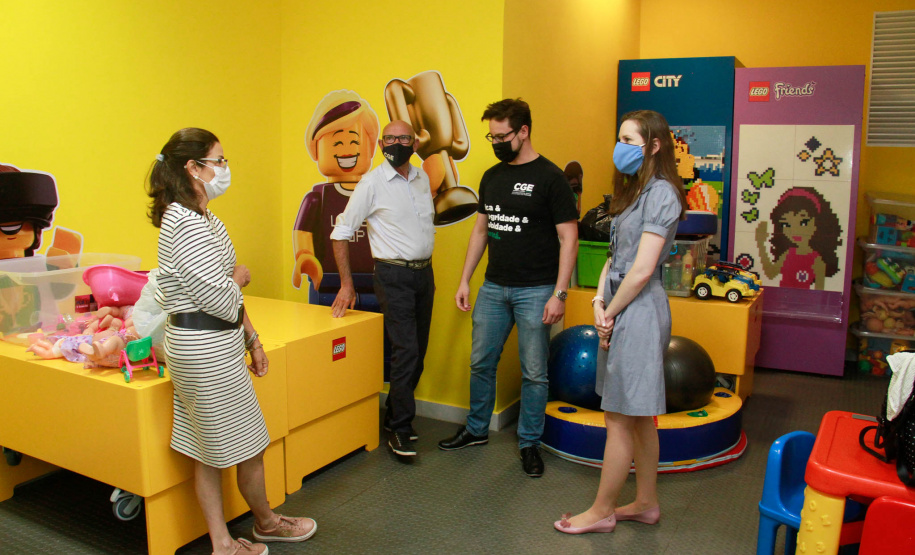 equipe conhece área de atendimento a crianças