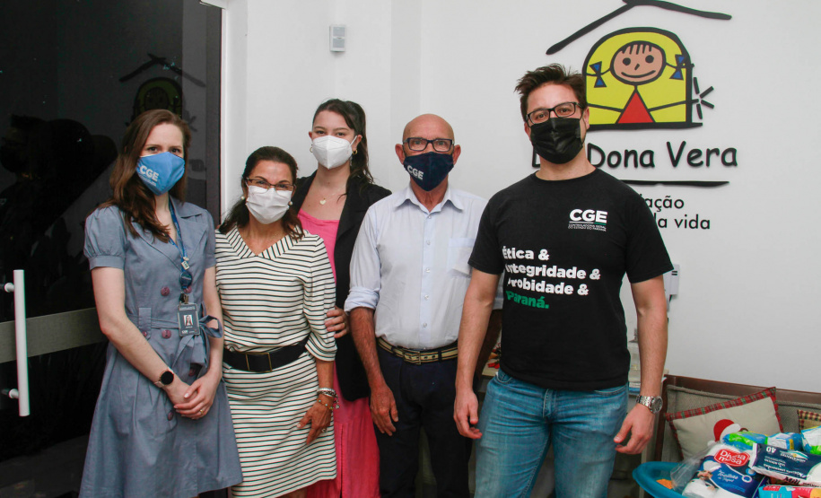 Equipe da CGE entrega donativos no Intituto Benedikte