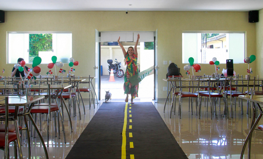 servidora entra feliz em espaço da confraternização