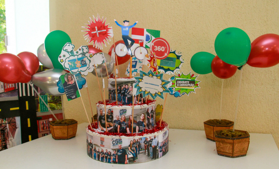 bolo com fotos dos servidores da CGE