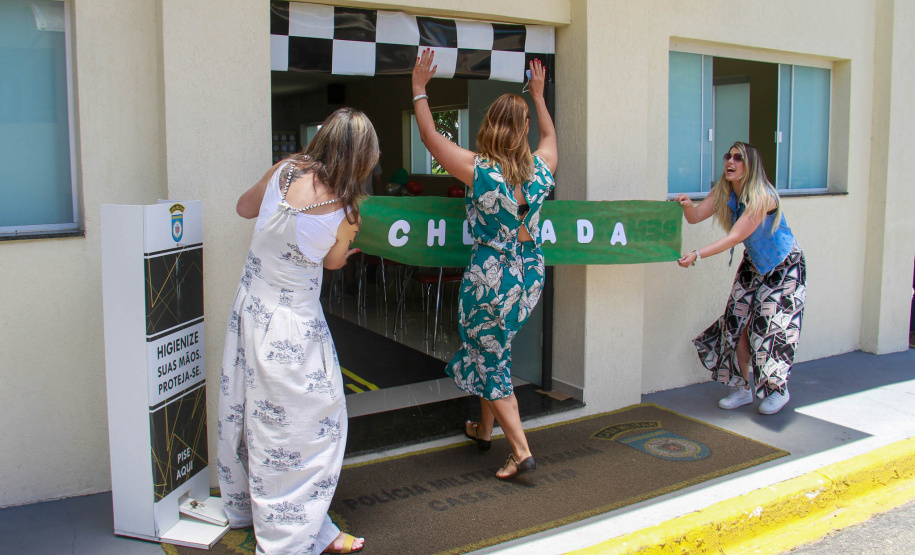 Servidora cruza faixa que representa chegada à Dinamarca