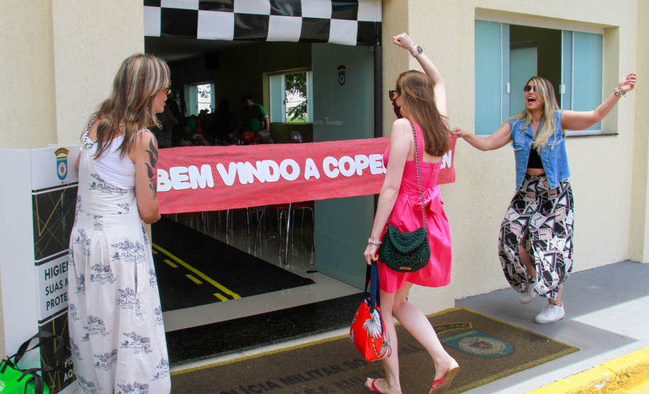 Servidora cruza faixa que representa chegada à Dinamarca