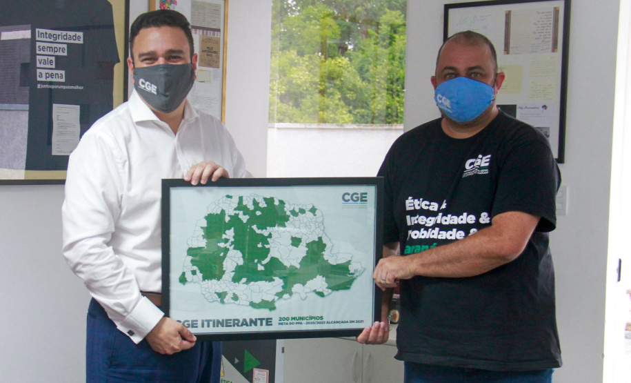 equipe do CGE Itinerante apresentam mapa com as cidades visitadas ao controlador-geral