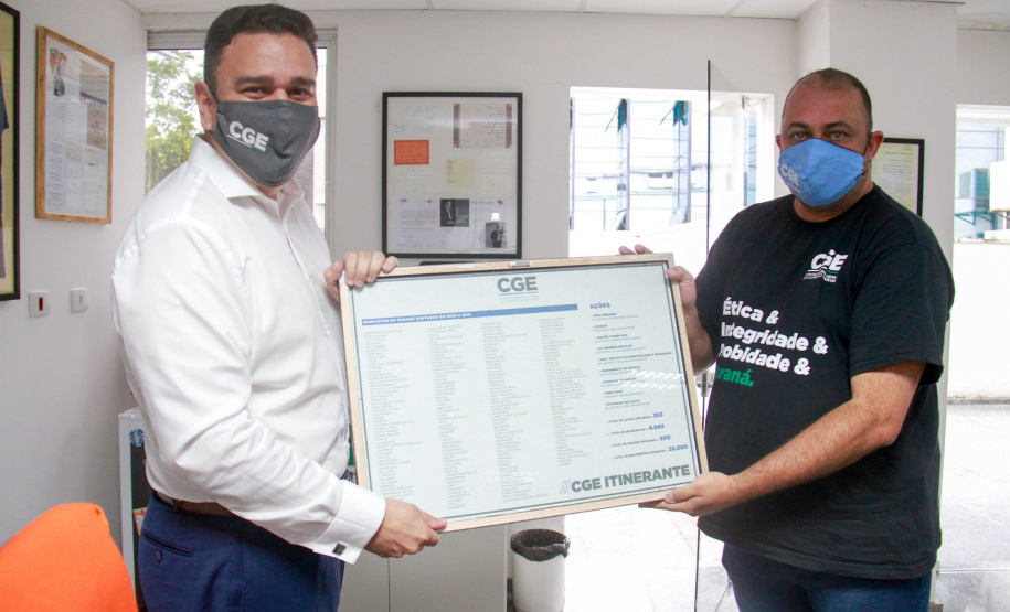 equipe do CGE Itinerante apresentam mapa com as cidades visitadas ao controlador-geral