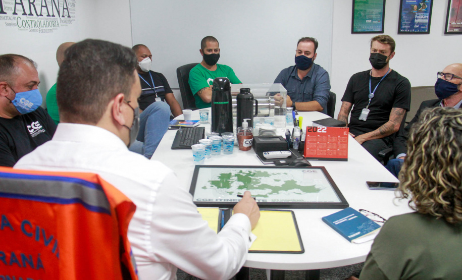 equipe do CGE Itinerante apresentam mapa com as cidades visitadas ao controlador-geral