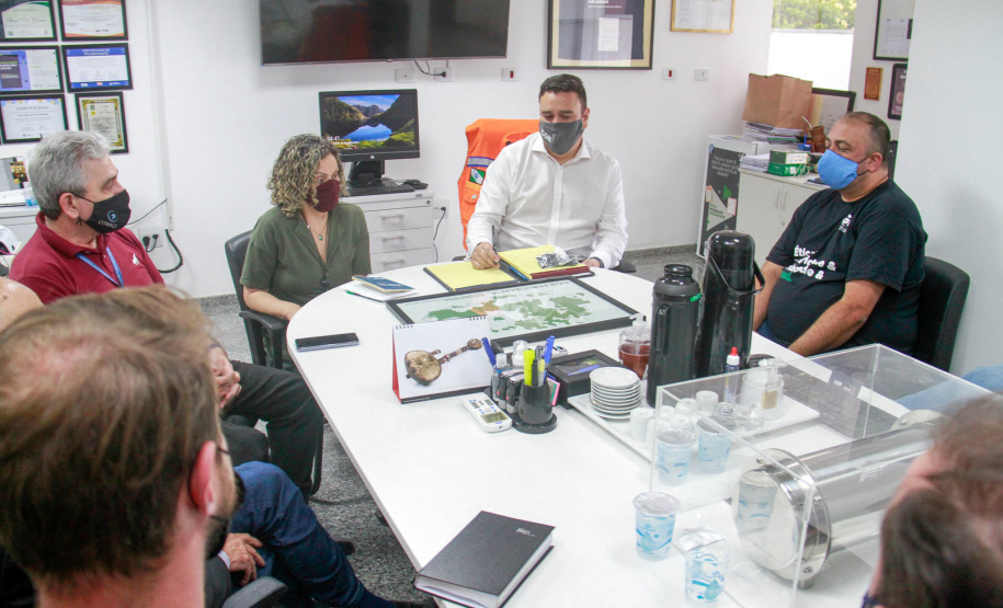 equipe do CGE Itinerante apresentam mapa com as cidades visitadas ao controlador-geral