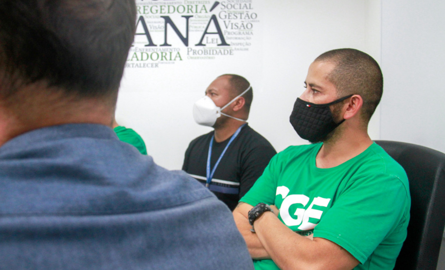 equipe do CGE Itinerante apresentam mapa com as cidades visitadas ao controlador-geral