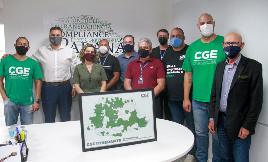 equipe do CGE Itinerante apresentam mapa com as cidades visitadas ao controlador-geral