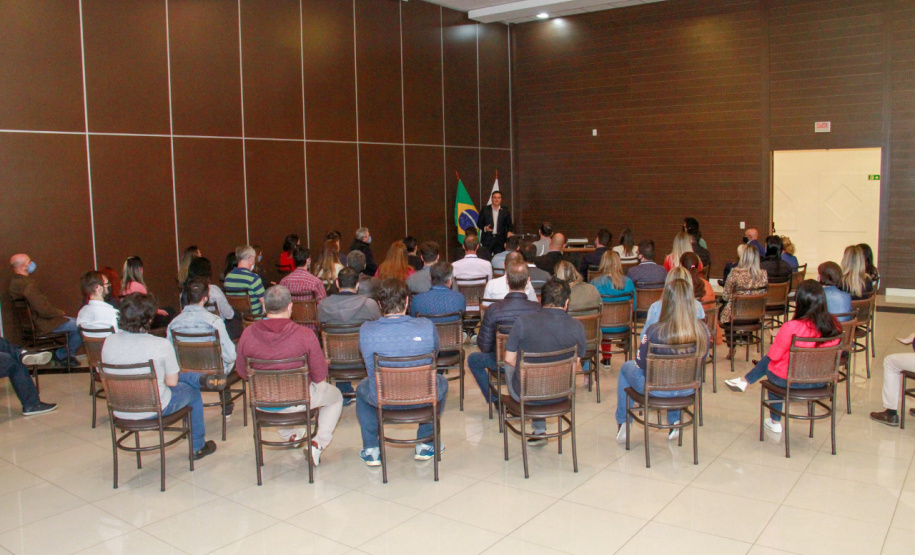 servidores assistem ao encerramento da cápsula do tempo