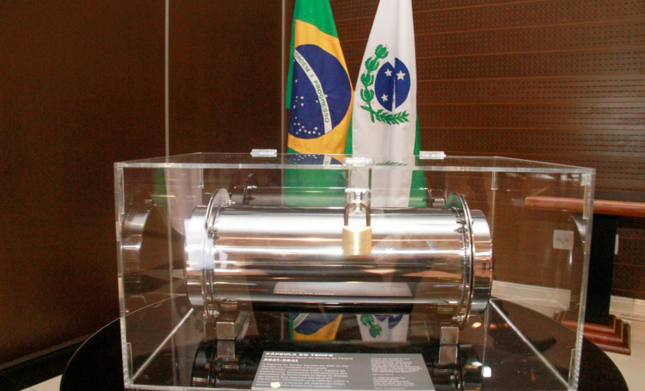 servidores assistem ao encerramento da cápsula do tempo