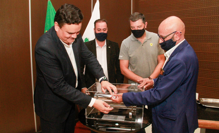 servidores assistem ao encerramento da cápsula do tempo