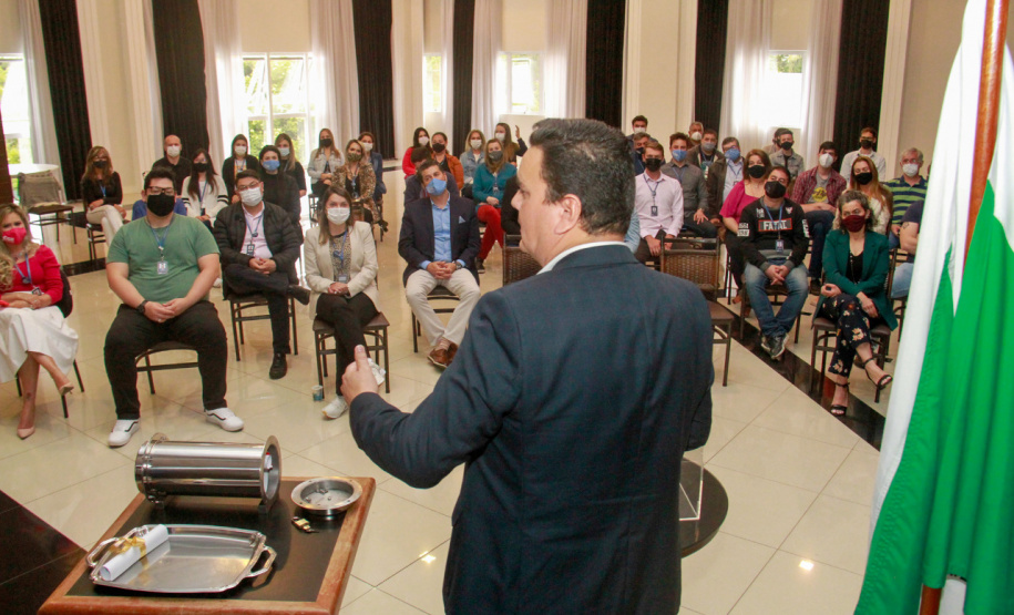 servidores assistem ao encerramento da cápsula do tempo