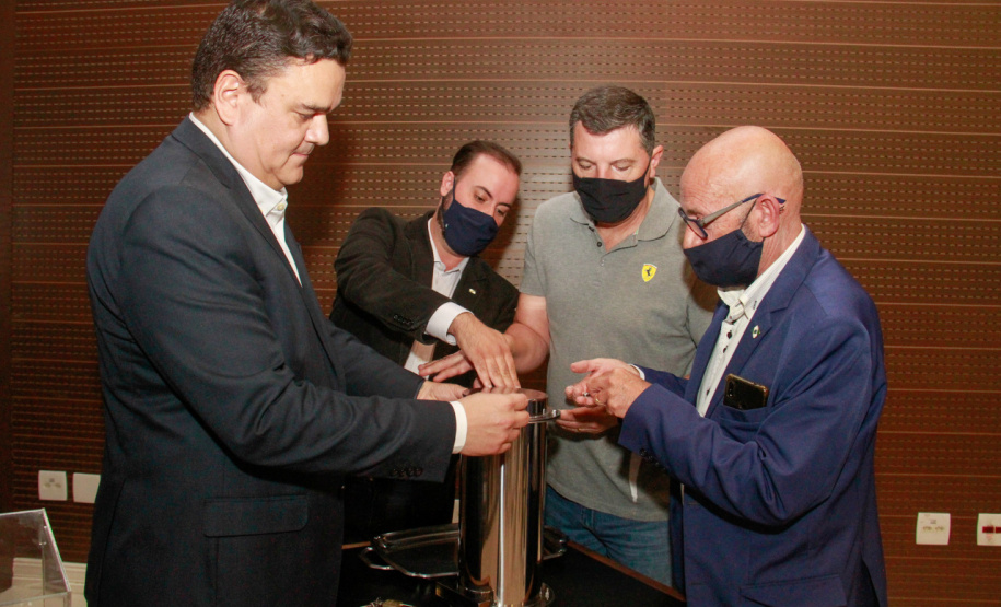 servidores assistem ao encerramento da cápsula do tempo