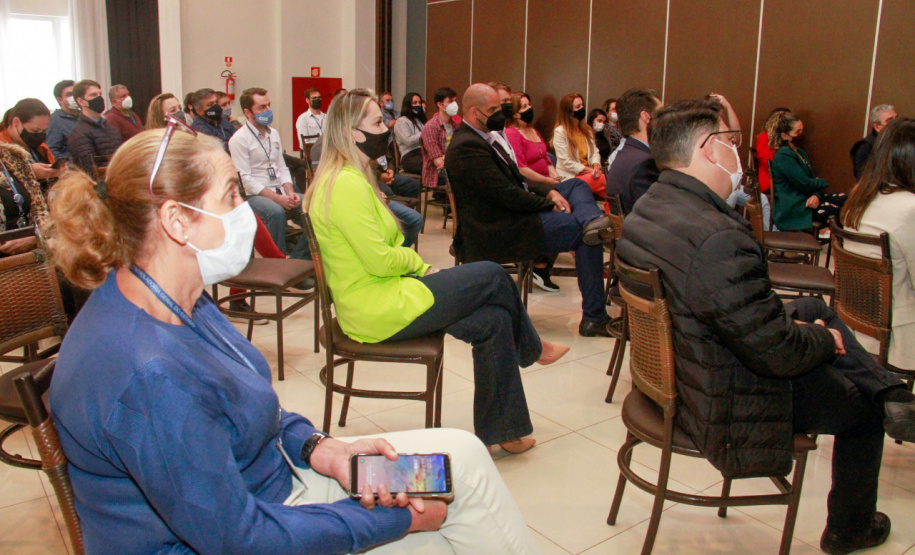 servidores assistem ao encerramento da cápsula do tempo