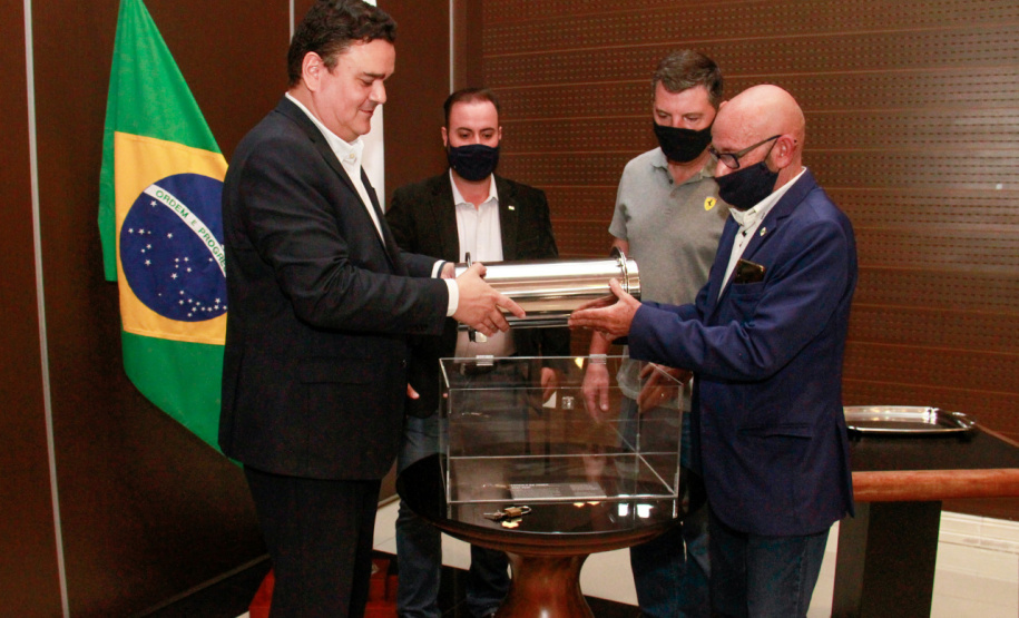 servidores assistem ao encerramento da cápsula do tempo