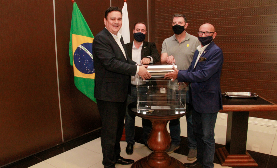 servidores assistem ao encerramento da cápsula do tempo