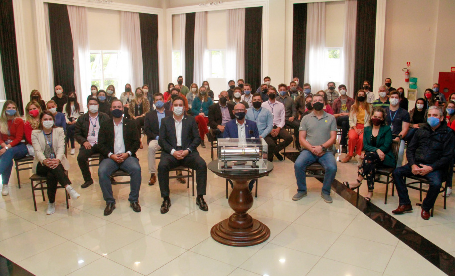 servidores assistem ao encerramento da cápsula do tempo