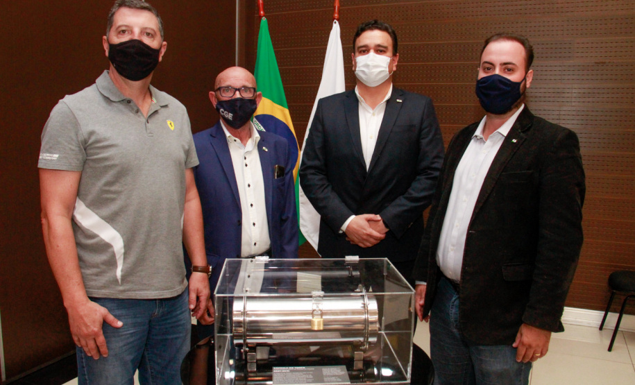 servidores assistem ao encerramento da cápsula do tempo