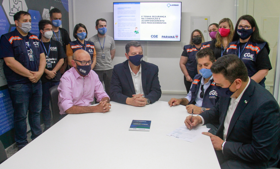 servidores ouvem informações antes da assinatura do projeto