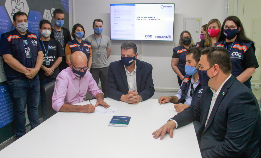 servidores ouvem informações antes da assinatura do projeto