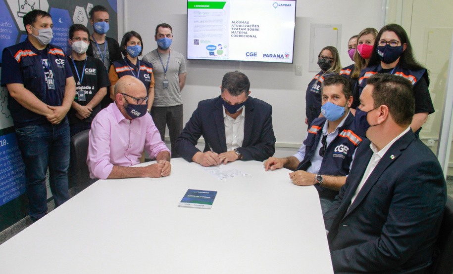 servidores ouvem informações antes da assinatura do projeto