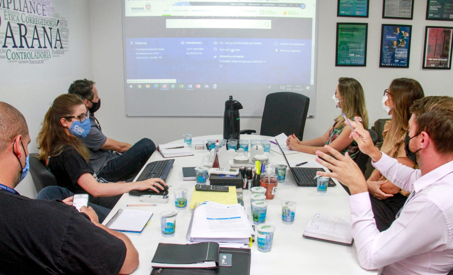imagem da reunião entre membros da CGE PR e CGE SC